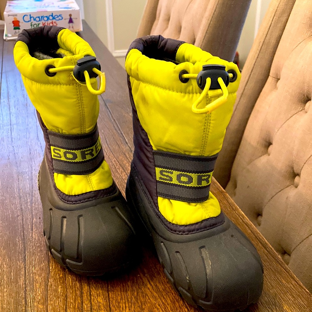 Like NEW Sorel kids boots